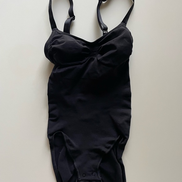 SKIMS NEW Black Sculpting Bodysuit!! - Picture 6 of 16